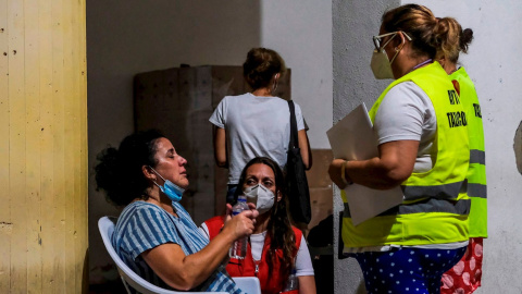 Vecinos residentes de los barrios de Las Matelas (Los Llanos de Aridane) y Marina Alta, Marina Baja, Cuesta Zapata, La Condesa y San Borondón (Tazacorte), fueron evacuados esta noche de miércoles ante el avance de la colada.