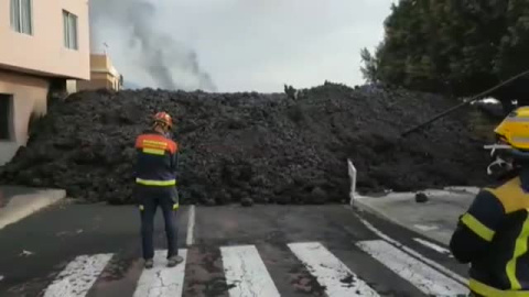 La colada norte del volcán comienza a devorar el núcleo urbano de La Laguna