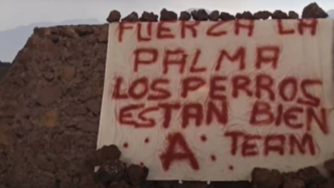 Captura de vídeo que muestra la pancarta que ha dejado el misterioso "A Team" en el lugar donde cuatro perros se encontraban atrapados en La Palma.