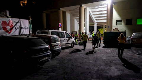 Vecinos residentes de los barrios de Las Matelas (Los Llanos de Aridane) y Marina Alta, Marina Baja, Cuesta Zapata, La Condesa y San Borondón (Tazacorte), fueron evacuados esta noche de miércoles ante el avance de la colada.