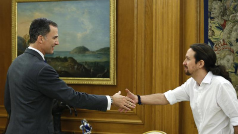 El rey Felipe VI recibe al líder de Podemos, Pablo Iglesias, durante la ronda de consultas. /EFE