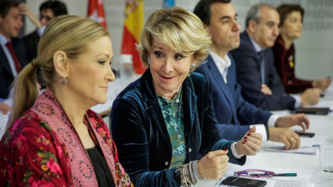 La presidenta del PP madrileño, Esperanza Aguirre (2i), conversa con la presidenta de la Comunidad de Madrid, Cristina Cifuentes (i), durante la reunión de la Junta Directiva del PP regional. /EFE