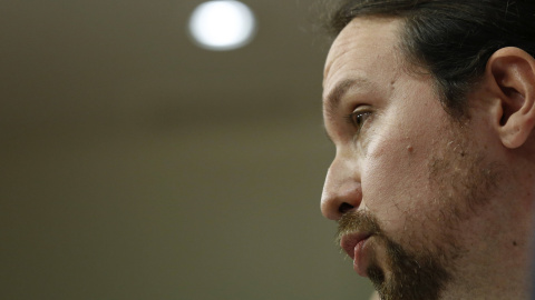 El secretario general de Podemos, Pablo Iglesias, durante la rueda de prensa que ha ofrecido en el Congreso de los Diputados, tras su reunión con el rey. EFE/Sergio Barrenechea