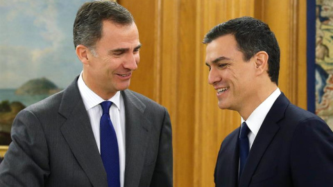 El rey Felipe VI recibe al secretario general del PSOE, Pedro Sánchez (d), dentro de la ronda de consultas. /EFE