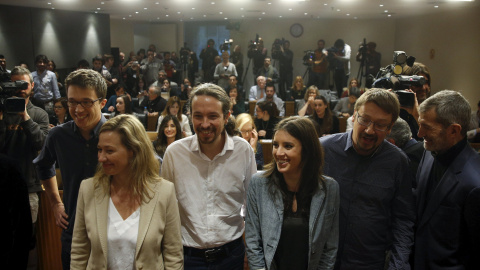 Pablo Iglesias con Iñigo Errejon, Victoria Rosell, Irene Montero, Xabi Domenech, y Julio Rodriguez, en el Congreso instantes antes de su rueda  de prensa para informar sobre su reunión con el rey. REUTERS/Sergio Perez