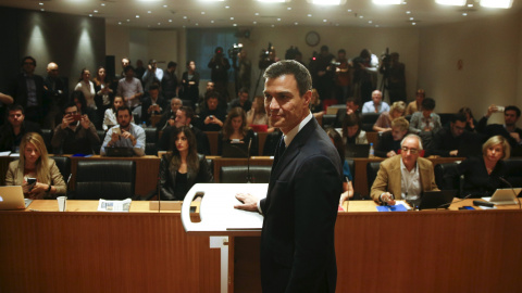 El secretario general del PSOE, Pedro Sanchez, antes de iniciar su rueda de prensa en el Congreso tras su reunión con el rey.. REUTERS/Sergio Perez