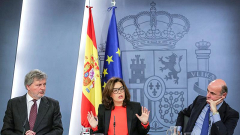 La vicepresidenta del Gobierno, Soraya Sáenz de Santamaría, el ministro de Educación, Cultura y Deporte, Íñigo Méndez de Vigo, y el ministro de Economía y Competitividad, Luis de Guindos, durante la rueda de prensa posterior a la reunión de