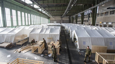 Las Fuerzas Armadas alemanas preparan el aeropuerto de Tempelhof, en Berlín, para recibir a los refugiados. REUTERS