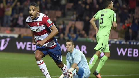 El delantero del Granada Youssef El-Arabi (i) celebra su gol, segundo del equipo frente al Getafe. /EFE