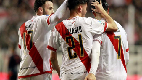 El centrocampista del Rayo Vallecano Jozabed Sánchez (c) celebra su gol, tercero del equipo. /EFE