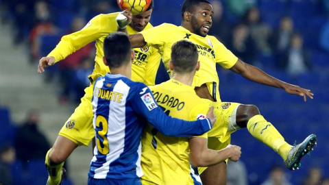 El defensa argentino del Villarreal Mateo Musacchio (i) cebecea el balón marcando gol ante el Espanyol. /EFE