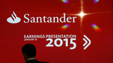 Un hombre pasa por delate del cartel que anuncia la presentación de los resultados anuales del Banco Santander. REUTERS/Sergio Perez