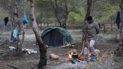 Una mujer de Camerún, en uno de los campamentos cercanos a la valla entre Marruecos y Melilla.-REUTERS