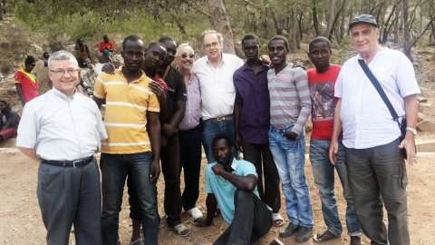 El padre Esteban Velázquez, en el centro, junto a los inmigrantes que viven en el Monte Gurugú, en Marruecos, cerca de Melilla.