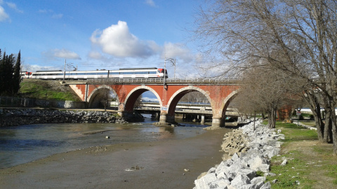 El río Manzanares, a su paso por el Puente de los Franceses.