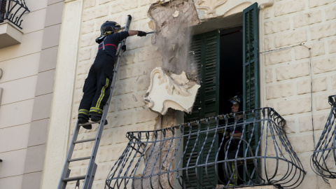 Un bombero reitra parte de un edificio dañano en Melilla tras el terremoto de 6,3 en el Mar de Alborán. REUTERS/Jesus Blasco de Avellaneda