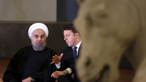 El presidente iraní Hassan Rohani conversa con el primer ministro italiano, Matteo Renzi, en el Palacio Campidoglio, en Roma. REUTERS/Alessandro Bianchi