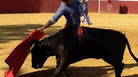 Instantánea de Francisco Rivera toreando una vaquilla con su hija de cinco meses. INSTAGRAM