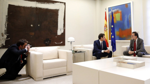 El presidente del Gobierno en funciones, Mariano Rajoy, con el lider de Ciudadanos, Albert Rivera, durante su reunión en el Palacio de la Moncloa, para analizar los resultados de las elecciones del 20-D. REUTERS/Juan Medina