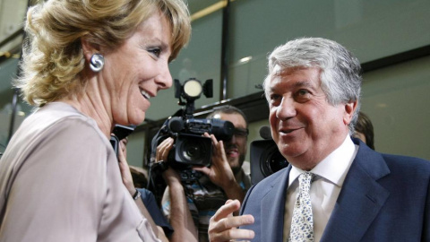 Esperanza Aguirre, cuando era presidenta de la Comunidad de Madrid, con el empresarios Arturo Fernández. EFE