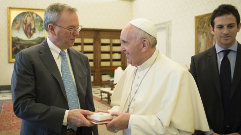 El director ejecutivo de Google, Eric Schmidt, en una reciente audiencia privada con el Papa Francisco en el Vaticano. REUTERS/Osservatore Romano