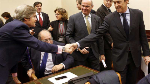 El portavoz del PP en el Congreso, Rafael  Rafael Hernando, saluda a un diputado del PP en presencia de Luis De Guindos EFE/J. J. Guillén