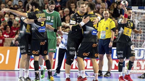 Los jugadores españoles celebran la victoria conseguida ante Hungría, en el partido del grupo 2 del Campeonato de Europa de balonmano que se disputa en el Centennial Hall de Breslavia, Polonia, el 26 de enero del 2016. EFE/Maciej Kulczynski