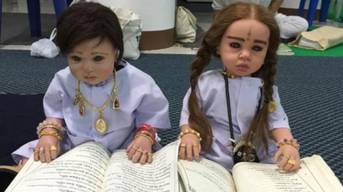 Unas muñecas con supuestos poderes sobrenaturales, versiones benignas de Chucky, el "muñeco diabólico", se han convertido en la última moda en Tailandia, donde una aerolínea ha decidido aceptar reservas para estos juguetes mágicos.- EFE