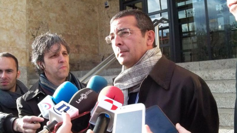 Fermín Guerrero, abogado de Raquel Gago, con los periodistas tras una de las sesiones del juicio por la muerte de Isabel Carrasco. E.P.