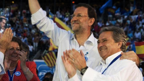 Rajoy saluda junto a Alfonso Rus en un mitin del PP en 2007.-EFE