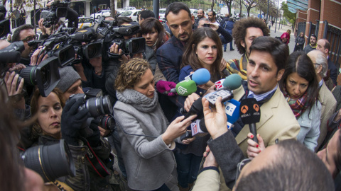 El matador de toros Francisco Rivera, declara ante los medios tras declarar ante la Fiscalía de Menores de Sevilla a instancia del Defensor del Menor de Andalucía. EFE/ Raúl Caro