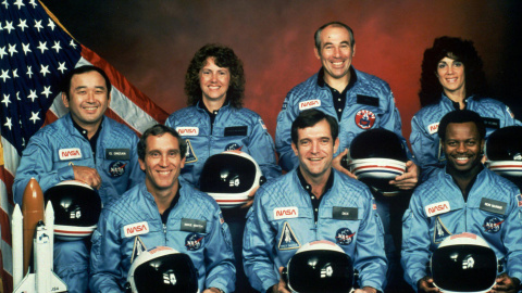 Tripulación del Challenger. En primera fila, de izquierda a derecha: Michael J. Smith, Dick Scobee y Ronald McNair. Detrás, de izquierda a derecha: Ellison Onizuka, Christa McAuliffe, Gregory Jarvis y Judith Resnik.- NASA