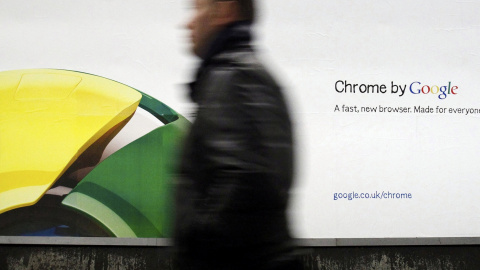 Un anuncio del navegador Chrome de Google en el metro de Londres. REUTERS/Luke MacGregor