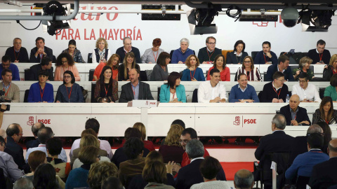 El secretario general del PSOE, Pedro Sánchez, y los miembros de su Ejecutiva durante la reunión del Comité Federal. EFE/Paco Campos