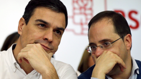 El secretario general del PSOE, Pedro Sanchez, escucha una confidencia del secretari de Organización, Cesar Luena, durante el Comité Federal del partido. REUTERS/Andrea Comas