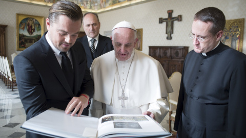 El Papa Francisco y Leonardo Di Caprio reflexionan en el Vaticano sobre la defensa del medio ambiente./REUTERS