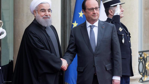 El presidente francés, François Hollande, da la bienvenida al presidente iraní, Hasán Rohaní, a su llegada al palacio del Elíseo en París. - EFE