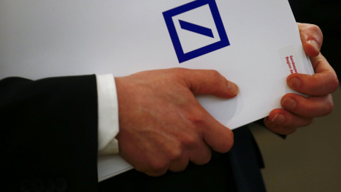 Un empleado sostiene una carpeta con el logo de Deutsche Bank durante la presentación de los resultados anuales del primer banco alemán REUTERS/Kai Pfaffenbach