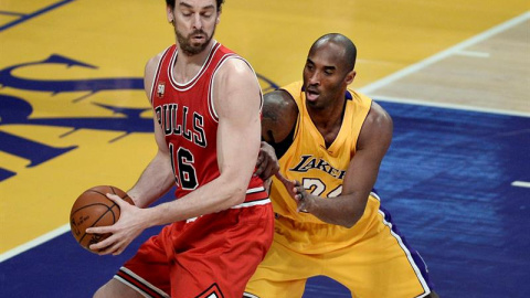 Kobe Bryant de Los Ángeles Lakers disputa el balón con el español Pau Gasol de Chicago Bulls.- EFE