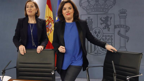 La vicepresidenta del Goberno en funciones, Soraya Sáenz de Santamaría (d) y la ministra de Fomento, Ana Pastor, momentos antes de la rueda de prensa posterior a la reunión del Consejo de Ministros. /EFE