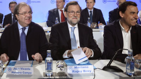 El presidente del Gobierno en funciones y presidente del Partido Popular, Mariano Rajoy (c), junto al presidente de la Junta de Castilla y León, Juan Vicente Herrera (i), y el vicesecretario de Organización del Partido Popular (PP), Fernand