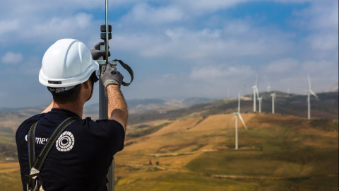 Un trabajador de Gamesa realiza operaciones de mantenimiento en un parque eólico.