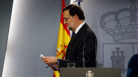 El presidente del Gobierno español en funciones, Mariano Rajoy, tras una rueda de prensa en el Palacio de la Moncloa. EFE/Ballesteros