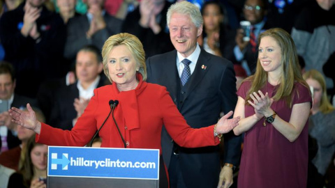 La candidata presidencial de partido Democráta Hillary Clinton habla junto a su esposo, el expresidente de EE.UU Bill Clinton, y su hija Chelsea Clinton durante la noche del caucus del partido Demócrata./ EFE