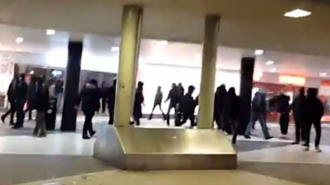 Un grupo de 'ultras' encapuchados irrumpe en la Estación Central de Estocolmo para agredir a inmigrantes y refugiados.-