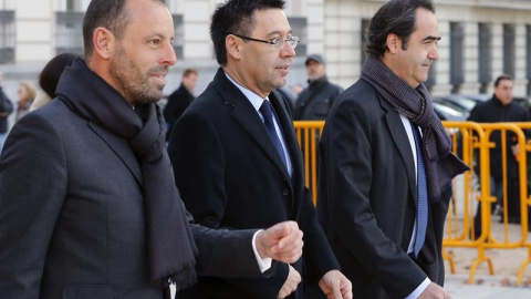 El presidente del FC Barcelona, Josep María Bartomeu, y su antecesor en el cargo, Sandro Rosell, en la entrada a la Audiencia Nacional. EFE/MARISCAL