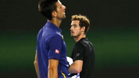 Andy Murray y Novak Djokovic se cruzan durante una pausa en la final del Open de Australia. REUTERS/Thomas Peter