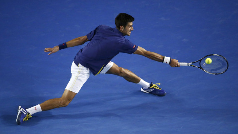 El tenista serbio Novak Djokovic devuelve una bola del británico Andy Murray durante la final del Open de Australia. REUTERS/Jason Reed