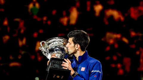 El tenista serbio Novak Djokovic besa el trofeo del Open de Australia, tras ganar en la final al británico Andy Murray. EFE/EPA/LYNN BO BO