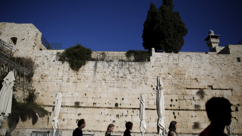 Un grupo de turistas pasa por el Muro de las Lamentaciones. REUTERS/Amir Cohen